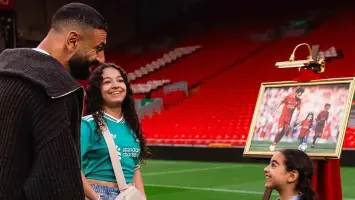 محمد صلاح وابنتاه مكة وكيان في ملعب أنفيلد