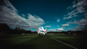 ملاعب كرة القدم تحت الغيوم الداكنة والعواصف الرعدية