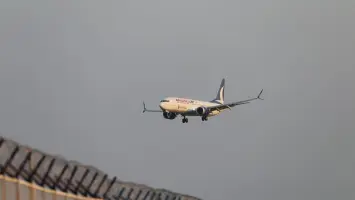 طائرة تعبر الأجواء السورية