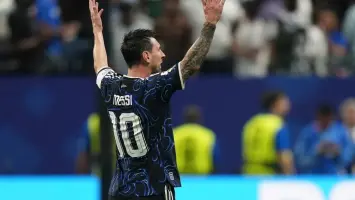 لاعبو منتخب الأرجنتين يحتفلون بالتأهل إلى نهائي كأس العالم 2026 بعد الفوز على إنجلترا.