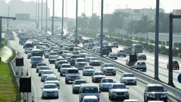 صورة تظهر حركة مرور السيارات على طريق في مدينة أبوظبي.
