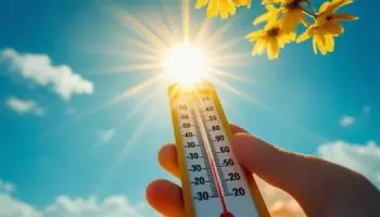 سماء صافية مع سحب متفرقة تمثل حالة الطقس المتوقعة