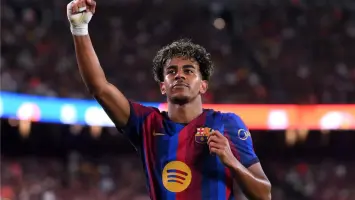 اللاعب الإسباني لامين جمال يرتدي زي برشلونة