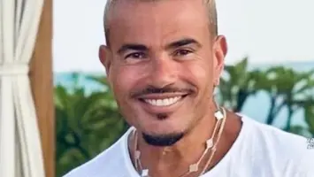 انتشار صور عمرو دياب في ميدان تايم سكوير بعد تعاقده مع شركة سوني ميوزيك