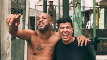 من قمة المجد إلى قاع الإدمان: أدريانو يكشف أسرار حياته المدمرة بعد وفاة والده