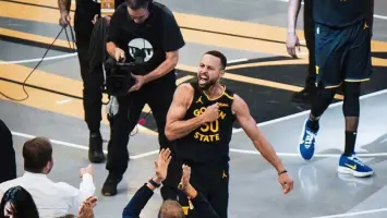 كيري يتألق ويقود جولدن ستيت للفوز على دالاس في ليلة عودة كلاي تومسون