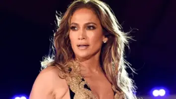 النجمة العالمية "جينيفر لوبيز" تتألق في حفل إيلي صعب بالرياض