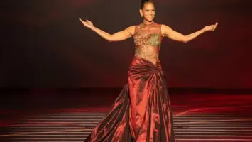 النجمة العالمية "هالي بيري" تعيد ارتداء فستانها من إيلي صعب بعد مرور 22 عاماً