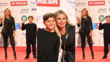 رزان مغربي وابنها يرفعان علامة النصر دعماً لفلسطين في مهرجان القاهرة السينمائي