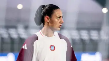 بايرن ميونخ يجدد عقد حارسة مرماه لدعمها في معركتها مع السرطان