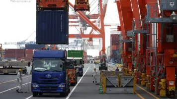 زيادة صادرات اليابان تتخطى التوقعات في أكتوبر رغم المخاطر