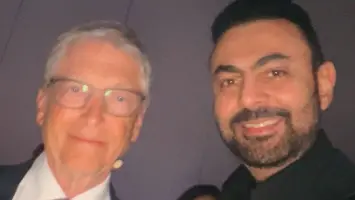 محمد كريم يثير الجدل بعد ظهوره مع رجل الأعمال "بيل جيتس"