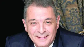 من تاجر مواشي لأسطورة السينما المصرية... محمود حميدة في ذكرى ميلاده الـ71