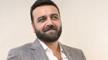 النجم السوري سامر المصري يحتفل بتحرير بلده بدموع الفرح