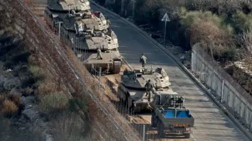 إسرائيل تستغل الفرصة للقضاء على الأسلحة الاستراتيجية لدمشق