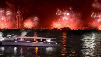 Dubai: Welcome New Year on Abra, Water Taxi, or Ferry with Atlantis Views