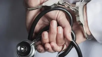 قانون جديد في مصر يثير الجدل... حبس الأطباء مقابل حقوق وتعويضات للمرضى