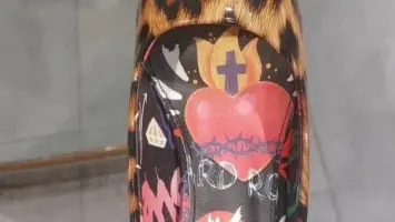 "إساءة للصليب"... ديجافو تثير جدل واسع بعد طرح حذاء بتصميم مسيء وتعتذر رسميًا