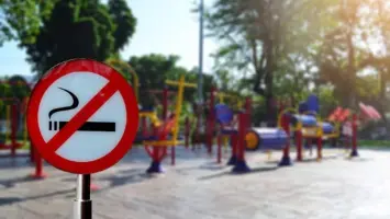 غرامة 240 يورو...ميلانو تعلن حظر التدخين في الهواء الطلق ابتداء من 1 يناير 2025