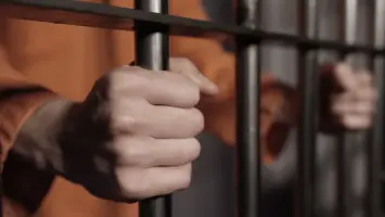 وسائل إعلام فرنسية: سجين يحتجز رهائن في سجن "آرل" الفرنسي