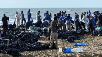 تسرب نفطي يهدد البيئة في شبه جزيرة القرم بروسيا مع إزالة أطنان من الرمال الملوثة
