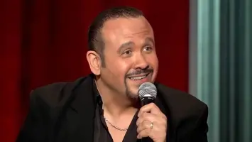 إصابة الفنان "هشام عباس" بـ التهاب في الحنجرة والامتناع عن الكلام