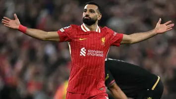 يتلاعب بمستقبل ليفربول محمد صلاح تحت نيران الانتقادات