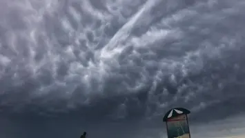 الأرصاد تحذر من أمطار رعدية في عدة مناطق بالكويت خلال الأيام المقبلة