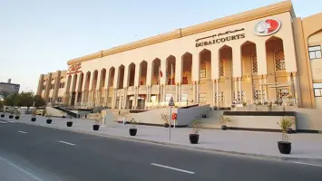 محكمة دبي تفرض عقوبة ضد إمرأة مخالفة لنظام والقانون المروري