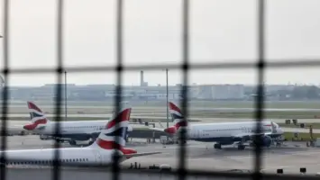 استئناف العمل في مطار هيثرو بعد حريق هائل، مع توقعات بتأخر الرحلات