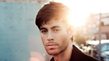 احتيال إلكتروني: امرأة تتخيل علاقة مع إنريكي إغليسياس وتنخدع بمحتال