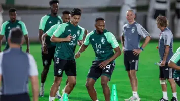 طاقم تحكيم عربي يقود مواجهة الأخضر واليابان في تصفيات المونديال