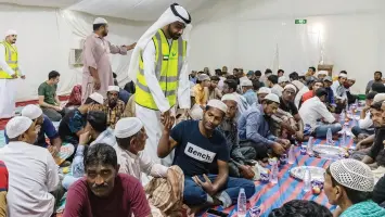 إفطار الصائمين في الشارقة: تجسيد لقيم التكافل الاجتماعي