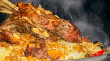 أطباق يمنية رئيسية تتألق في رمضان: المندي، المظبي، والسلتة