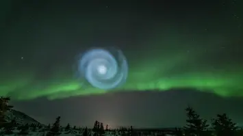 «ضوء حلزوني» في سماء أوروبا يثير قلق السكان