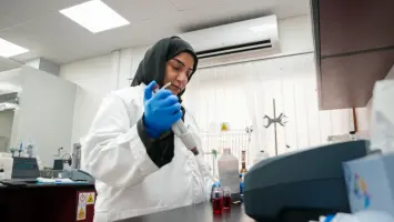 مختبرات هيئة كهرباء ومياه الشارقة تفحص 18809 عينات مياه خلال عام 2024