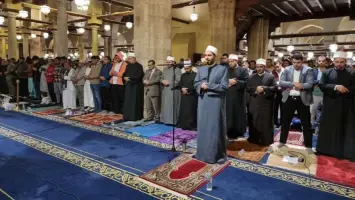طالب أزهري يتقدم الآلاف في صلاة التراويح بالجامع الأزهر