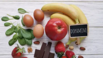 خمسة أطعمة لتعزيز هرمون السعادة في الجسم وفقًا لتوصيات طبيب مختص