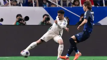 إعلامي يكشف عن موعد عودة بعثة الأخضر إلى المملكة بعد المباراة مع اليابان