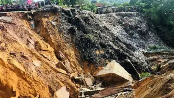 تحذيرات بعد الحادث المأساوي: إنهيار أرضي يبتلع سائق دراجة نارية في سيؤول