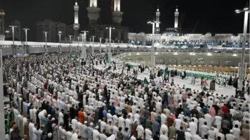 أجواء روحانية مميزة في ليلة السابع والعشرين من رمضان لضيوف الرحمن