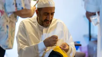 صانع بشوت سعودي يتمنى نقل حرفته التقليدية إلى الأجيال القادمة