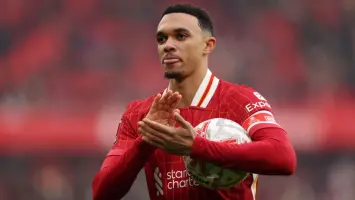 ألكسندر-أرنولد أمام قرار مصيري: الاستمرار مع ليفربول أم الانتقال إلى ريال مدريد؟