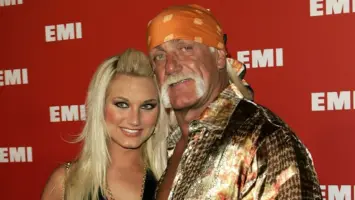 ابنة أسطورة المصارعة هلك هوغان تعلق على قطع علاقتها بوالديها