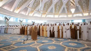 سمو الشيخ هزاع بن زايد يؤدي صلاة عيد الفطر ويستقبل المهنئين في العين