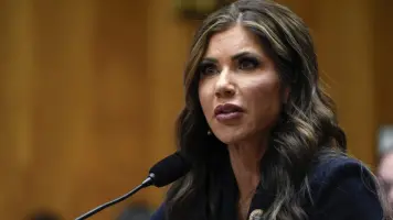 ساعة رولكس المثيرة للجدل تُدخل كريستي نويم في أزمة مع ترامب