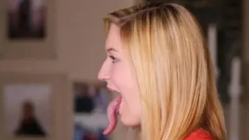 الأمريكية شانييل تابير تبرز كصاحبة أطول لسان في العالم بطول 9.75 سم