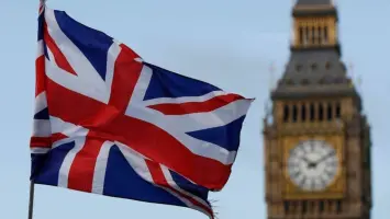 حادث غريب: طفل بريطاني يتناول رماد جده أمام ذهول والدته