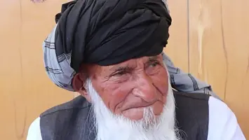 أفغاني يُدعي أنه أكبر معمر في العالم ويقود حرباً لإثبات عمره 140 عاماً