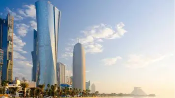 حالة الطقس في قطر اليوم الخميس 17 أبريل 2025: أجواء مستقرة ورياح نشطة